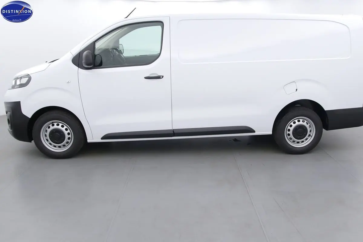 Profil côté gauche du FIAT Scudo Fourgon blanc 2022 avec jantes acier et poignées noires.