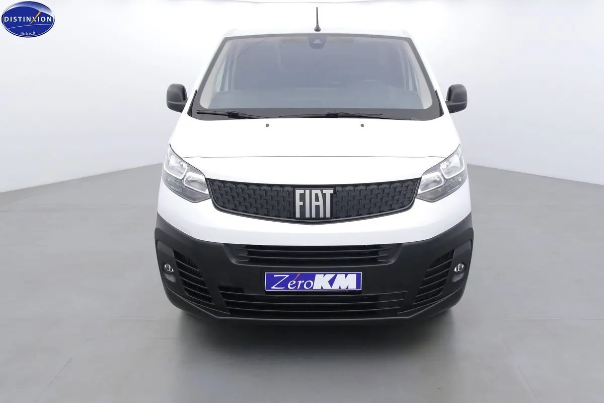 Vue frontale d'un FIAT Scudo Fourgon blanc avec calandre noire et plaque "Zero KM" visible.