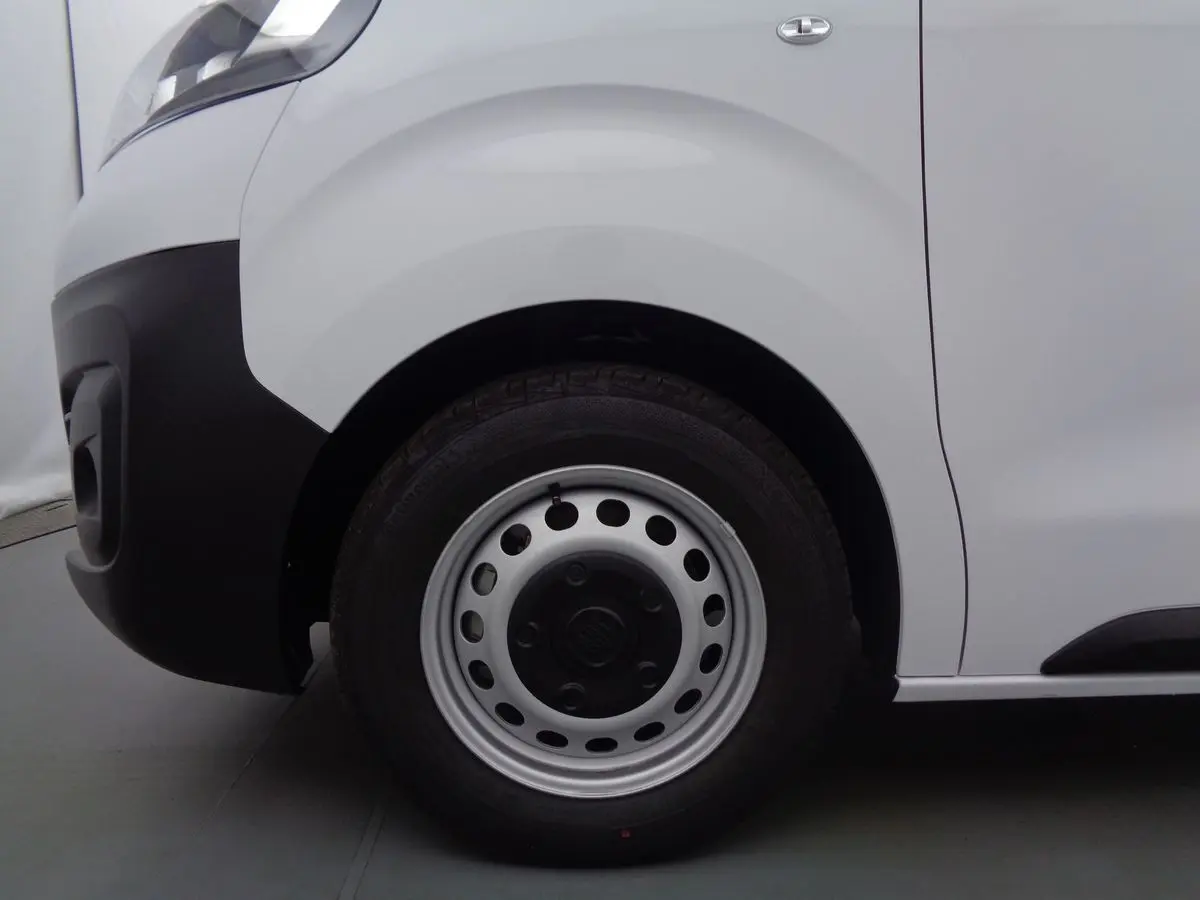 Gros plan sur la roue avant gauche blanche d'un FIAT Scudo Fourgon Long 2.0 MJT 145 CH Pro Lounge 2022.
