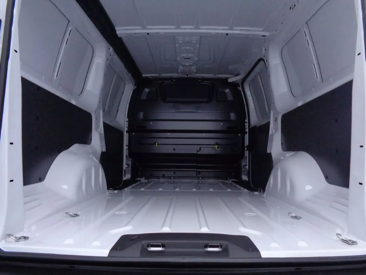 Intérieur vide du fourgon blanc Fiat Scudo Long 2.0 MJT 145 CH Pro Lounge vu de l'arrière vers l'avant.