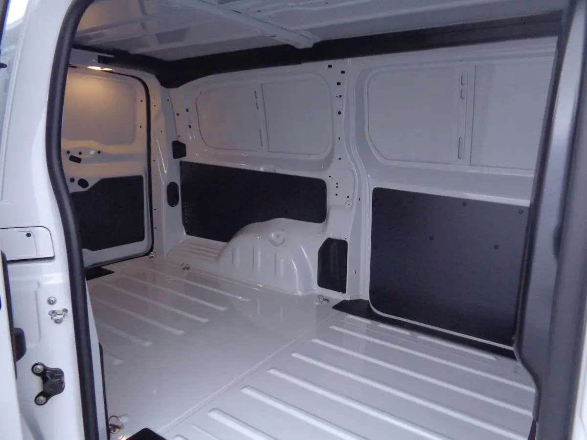 Intérieur du coffre blanc du FIAT Scudo Fourgon Long 2022, vue de côté gauche avec panneaux noirs de protection.