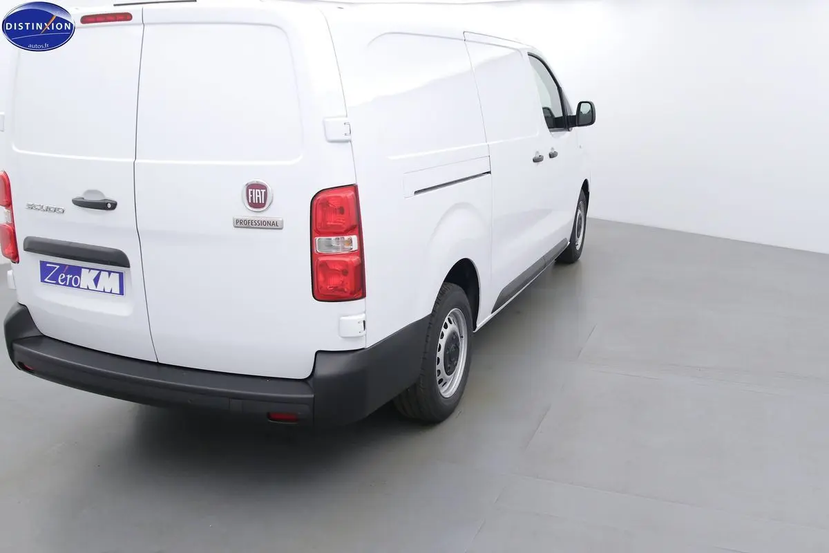 Fiat Scudo Fourgon blanc vu en 3/4 arrière droit dans un studio lumineux avec logo Distinxion visible.
