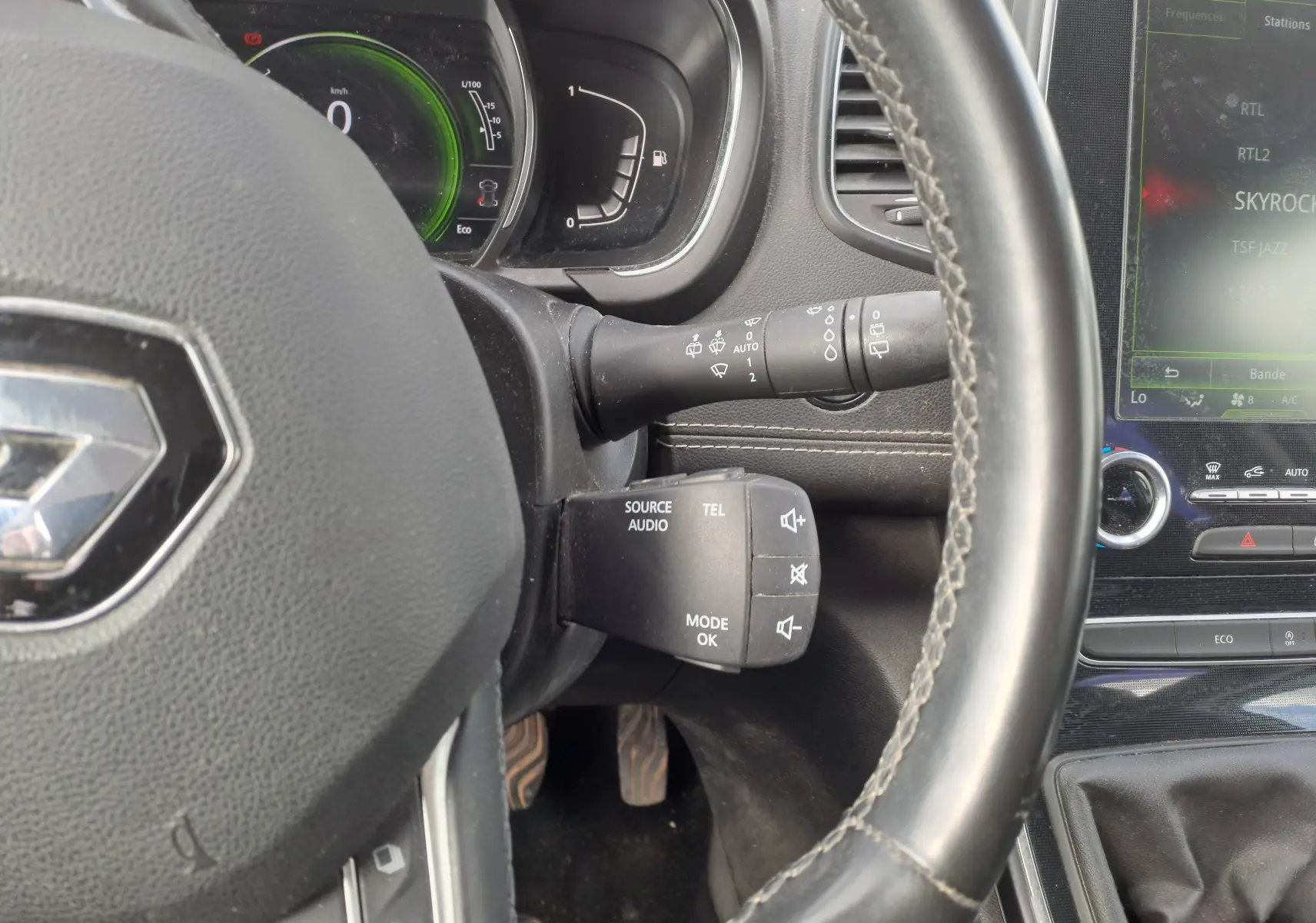 Gros plan sur le volant noir et le tableau de bord numérique du Renault Scenic IV 1.3 TCE 140 Intens de 2018.