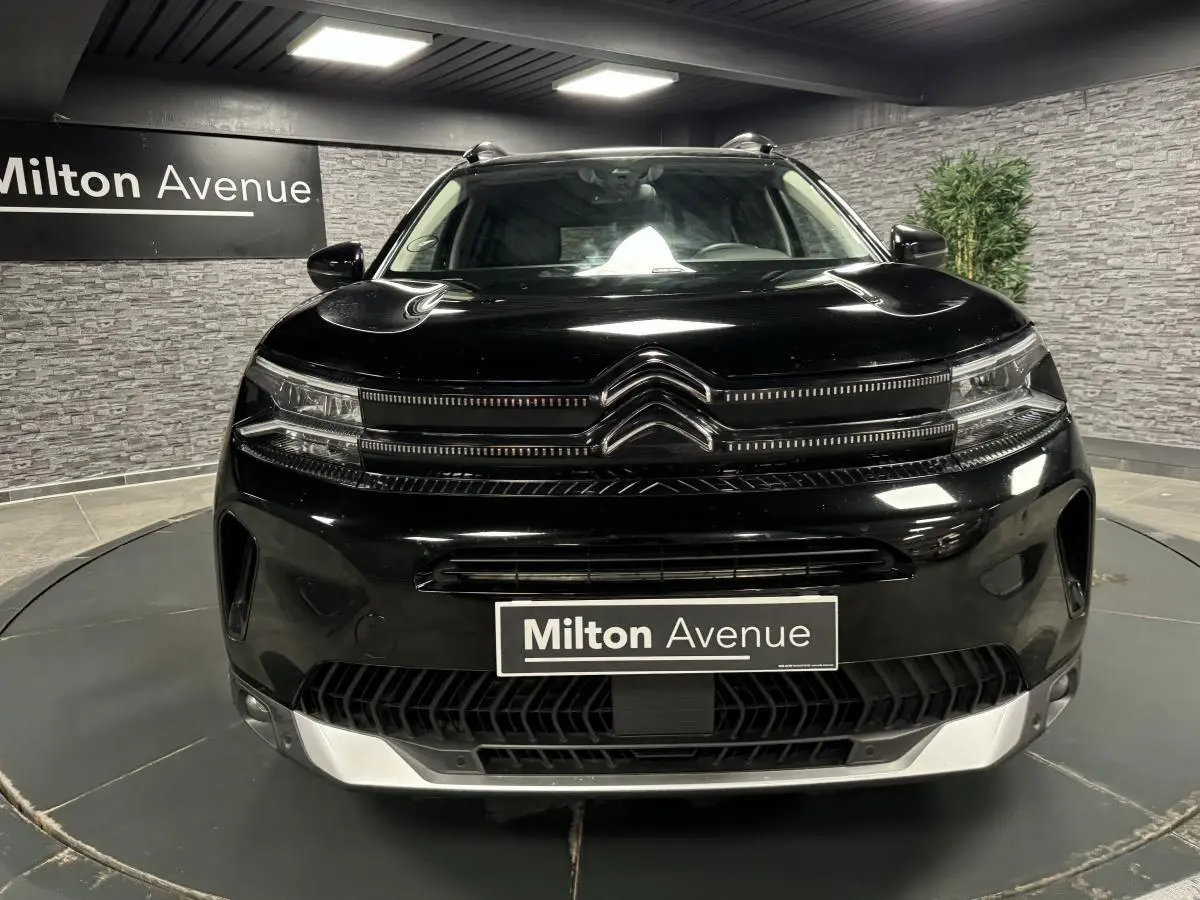 Vue frontale d'un Citroën C5 Aircross noir nacré avec calandre noir brillant et insert chromé en intérieur.
