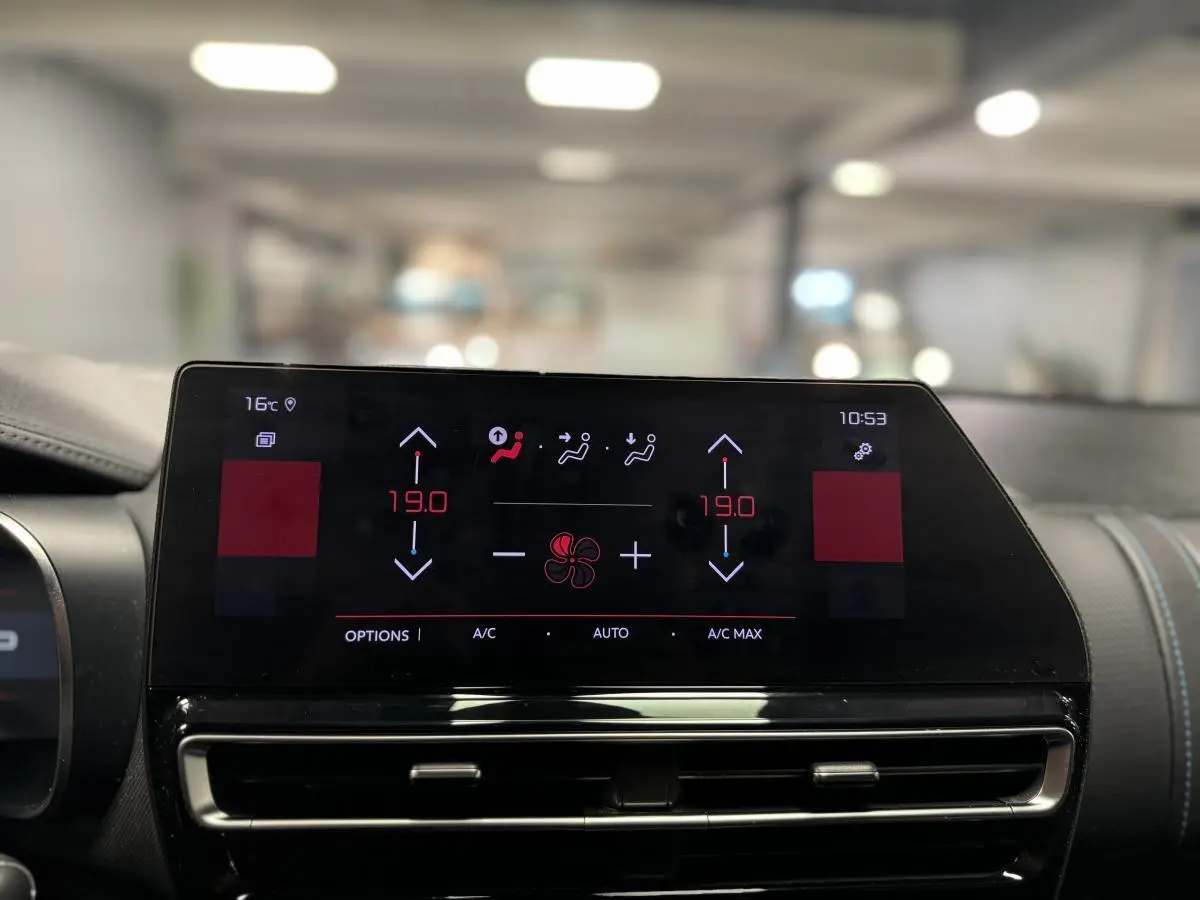 Écran tactile de climatisation bi-zone du Citroën C5 Aircross 2022 avec réglages à 19°C visibles