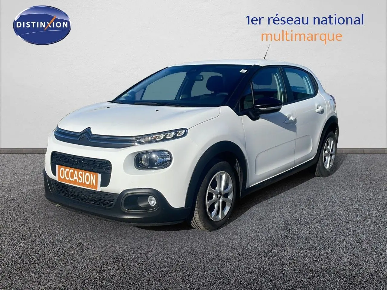 Citroën C3 blanc banquise vue 3/4 avant droit, avec éléments noirs contrastants sur pare-chocs et rétroviseurs.