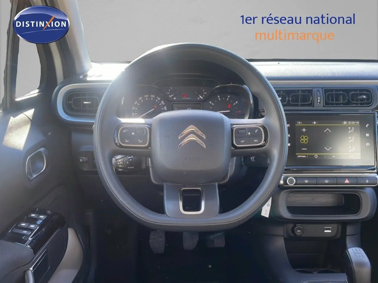Vue intérieure centrée sur le volant de la Citroën C3 2020, tableau de bord noir avec écran tactile et commandes au volant.