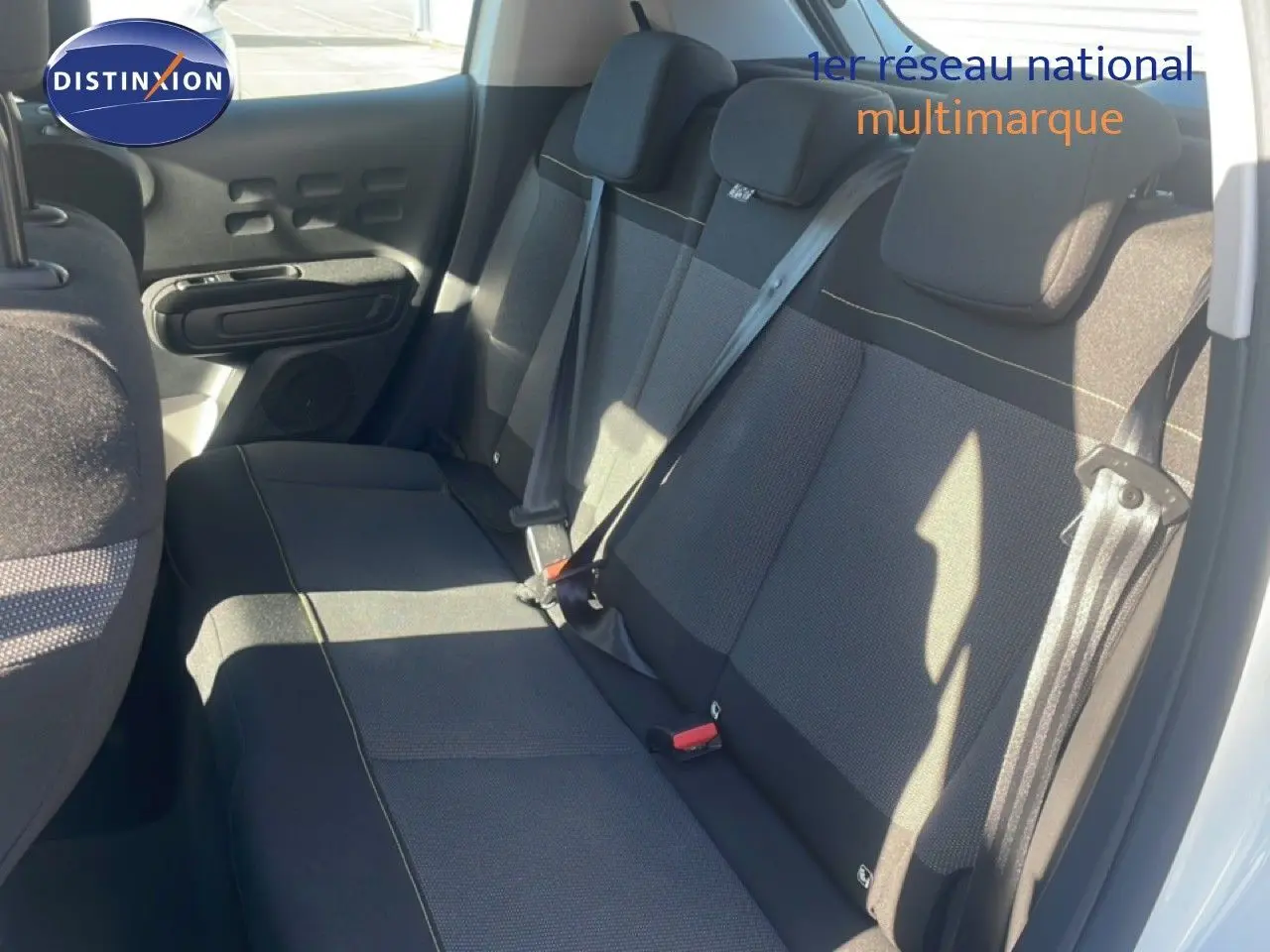 Vue intérieure côté droit des sièges arrière en tissu noir d'une Citroën C3 blanche banquise de 2020.