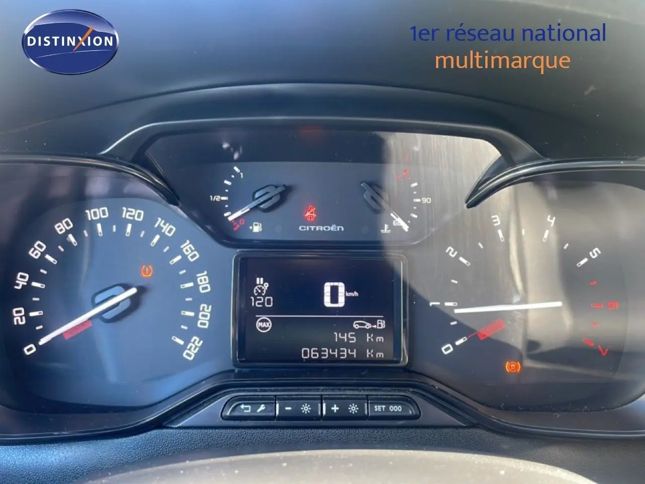 Tableau de bord de Citroën C3 blanc banquise 2020, vue frontale sur compteurs numériques et analogiques.