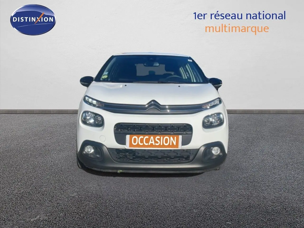 Vue frontale d'une Citroën C3 blanche Banquise avec calandre noire et plaque "OCCASION" visible au centre.