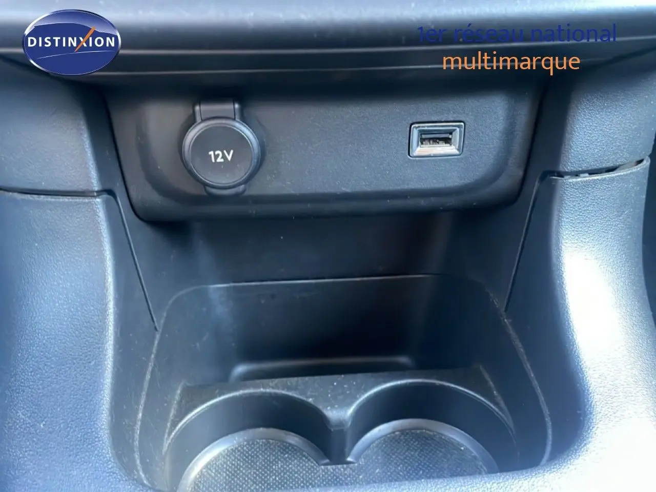 Gros plan sur la console centrale noire de la Citroën C3 2020 avec prise 12V et port USB visibles.