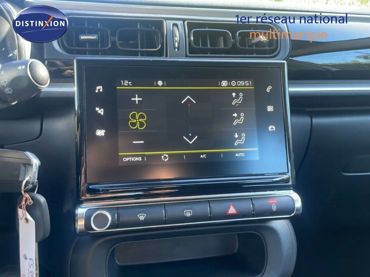 Vue rapprochée de la console centrale de la Citroën C3 blanche, avec écran tactile affichant la climatisation.