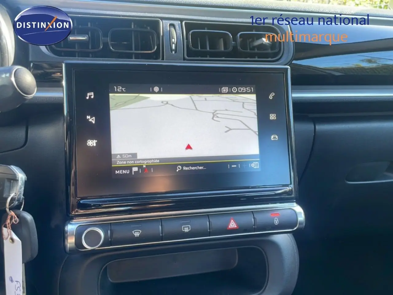 Écran tactile central avec navigation, tableau de bord noir brillant et commandes climatisation sur Citroën C3 blanc banquise.