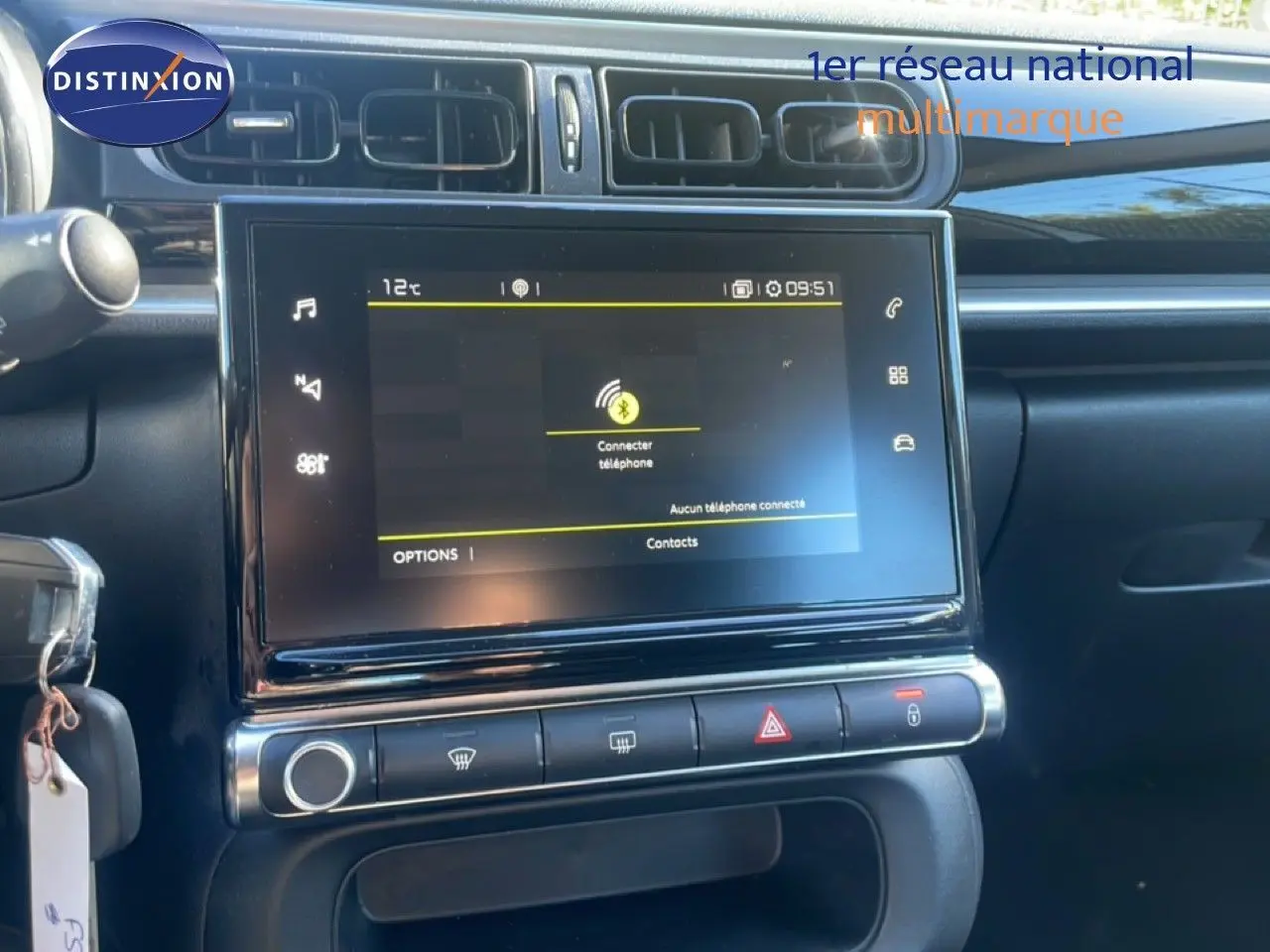 Vue rapprochée de la console centrale noire du Citroën C3 2020 avec écran tactile et commandes climatisation.