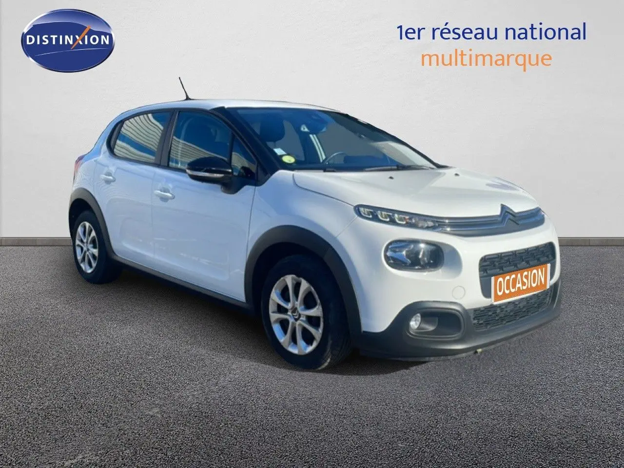 Citroën C3 blanc banquise vue 3/4 avant droit, avec calandre noire et jantes alliage visibles.