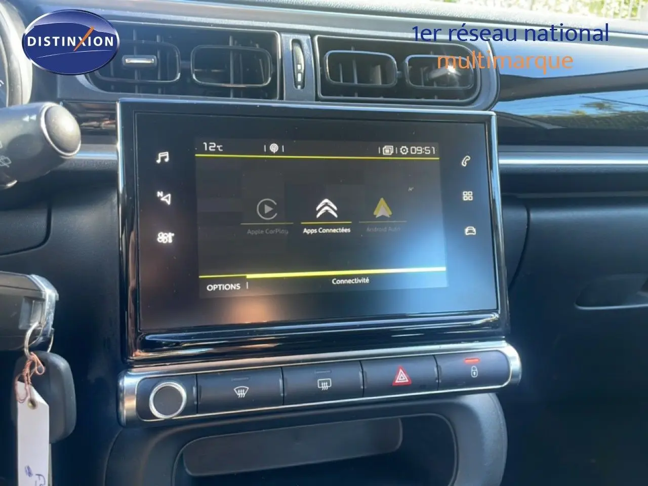 Vue rapprochée du tableau de bord de la Citroën C3 2020 avec écran tactile et commandes de climatisation.