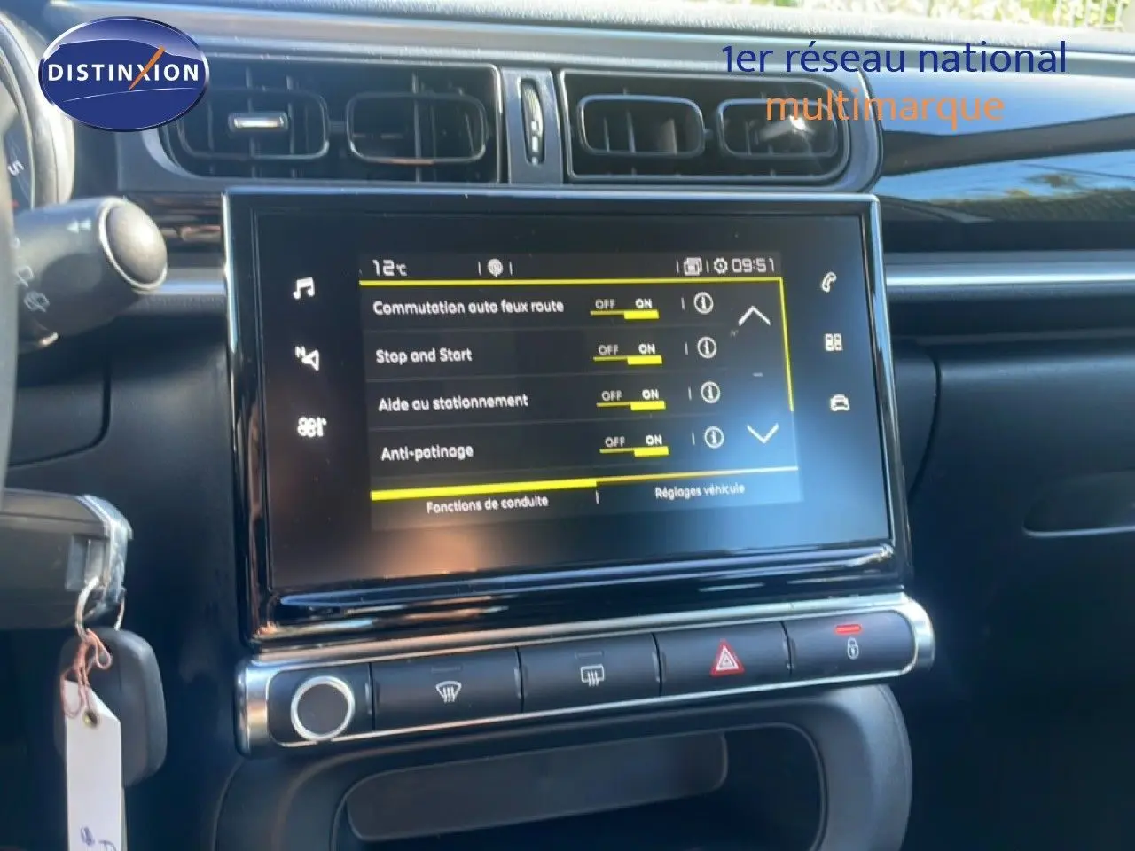 Vue rapprochée de l’écran tactile central et tableau de bord noir d’une Citroën C3 blanche banquise, version 2020.