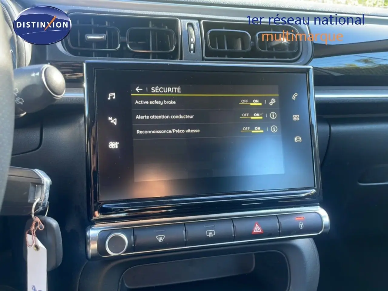 Vue rapprochée de l’écran tactile central et tableau de bord noir d’une Citroën C3 blanche banquise de 2020.