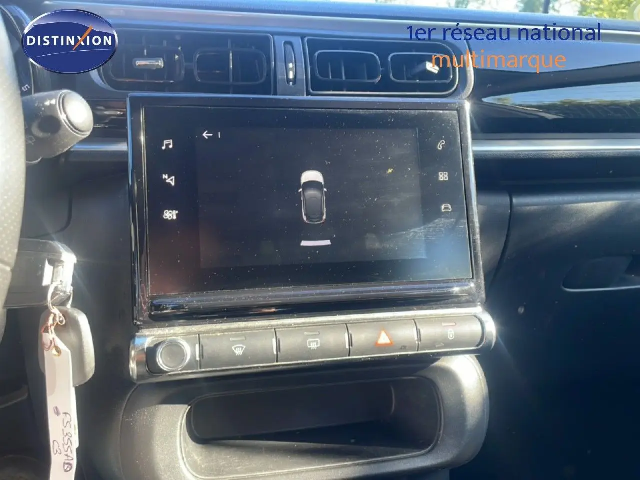 Vue intérieure centrée sur l’écran tactile et la console centrale d’une Citroën C3 blanche de 2020.