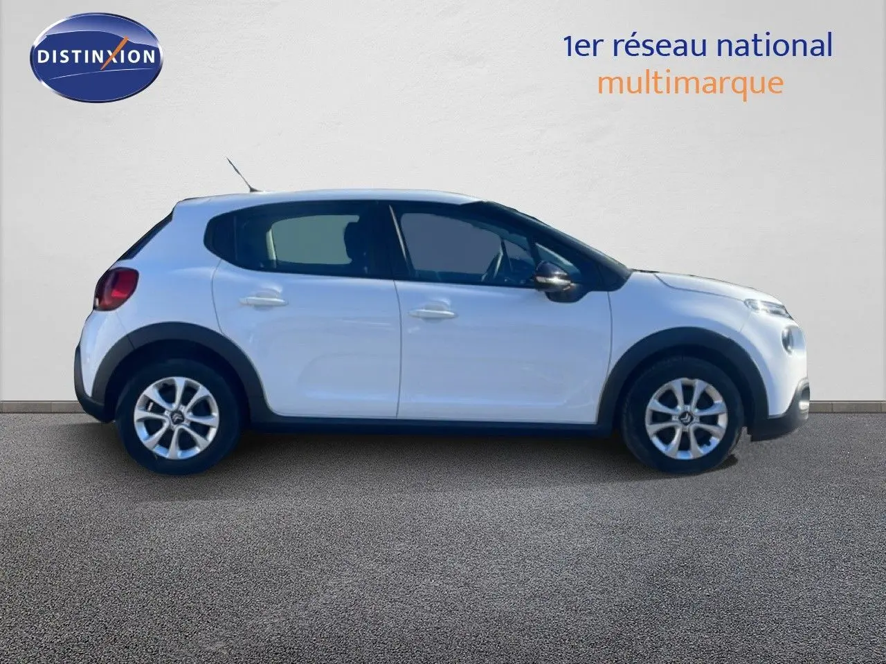 Profil droit d'une Citroën C3 blanche Banquise 2020 avec jantes alliage et rétroviseurs noirs.