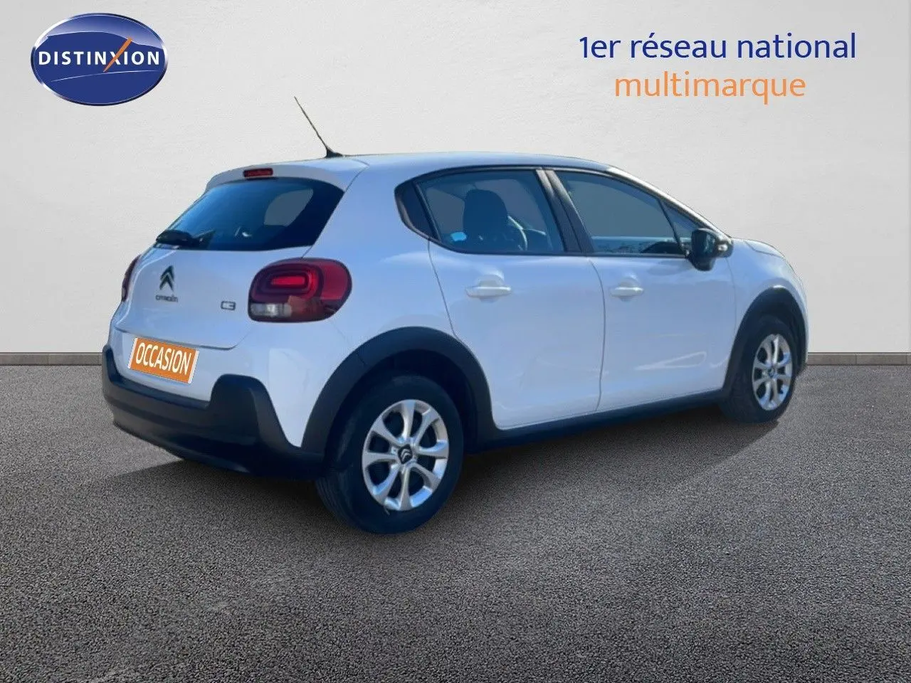 Citroën C3 blanc banquise vue 3/4 arrière droit, avec feux arrière arrondis et jantes alliage.