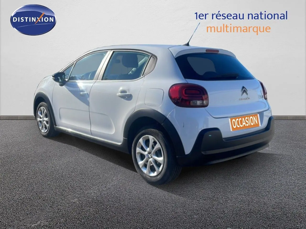 Citroën C3 blanc banquise vue 3/4 arrière droit, avec feux arrière arrondis et jantes alliage.