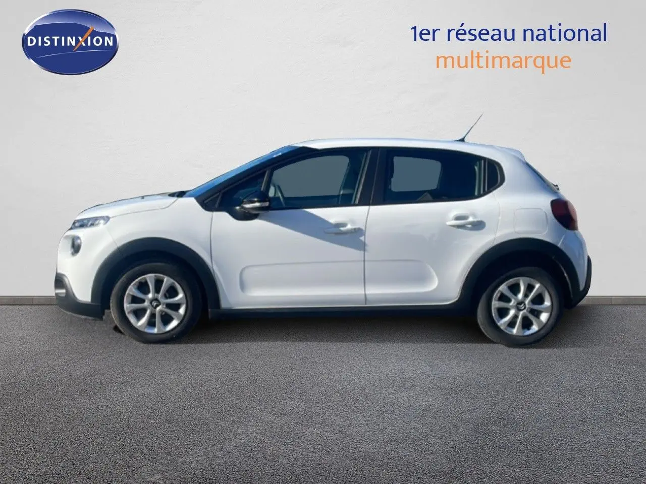 Profil côté gauche d'une Citroën C3 blanche Banquise de 2020, avec jantes alliage et détails noirs contrastants.