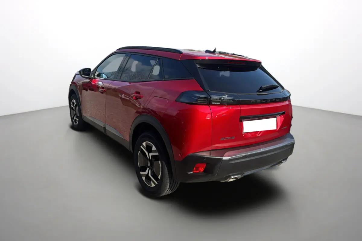 Peugeot 2008 rouge elixir vue 3/4 arrière droit, feux arrière LED et jantes alu 17 pouces visibles.