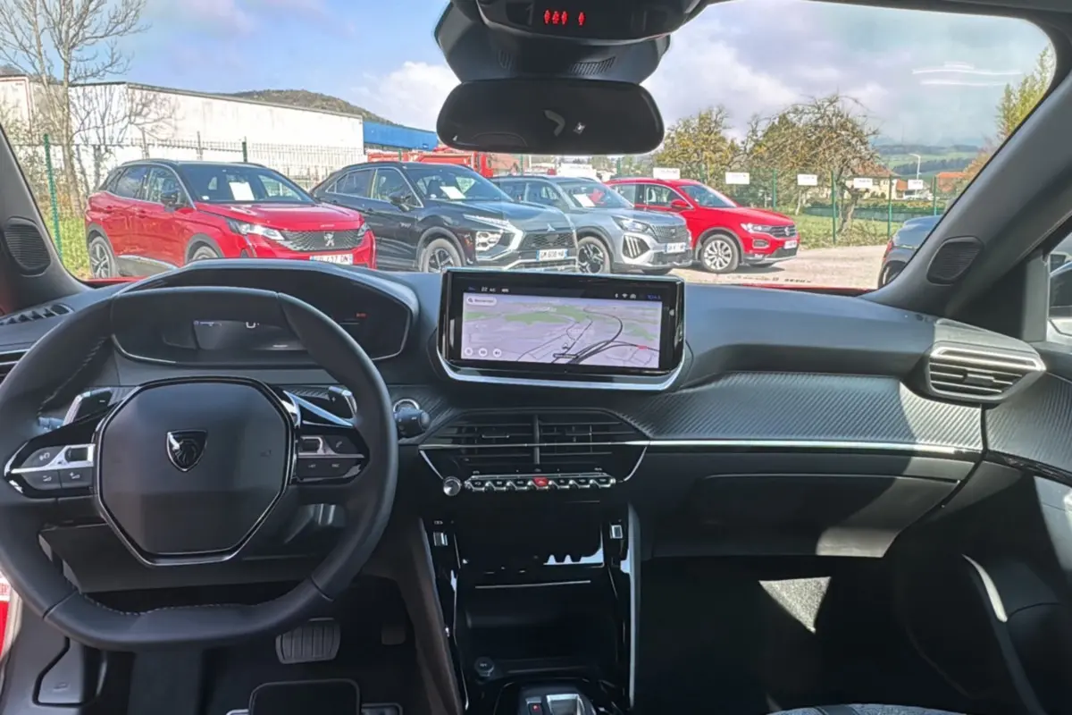 Vue intérieure avant du Peugeot 2008 Hybrid 145 Allure Plus avec tableau de bord moderne et écran tactile GPS.