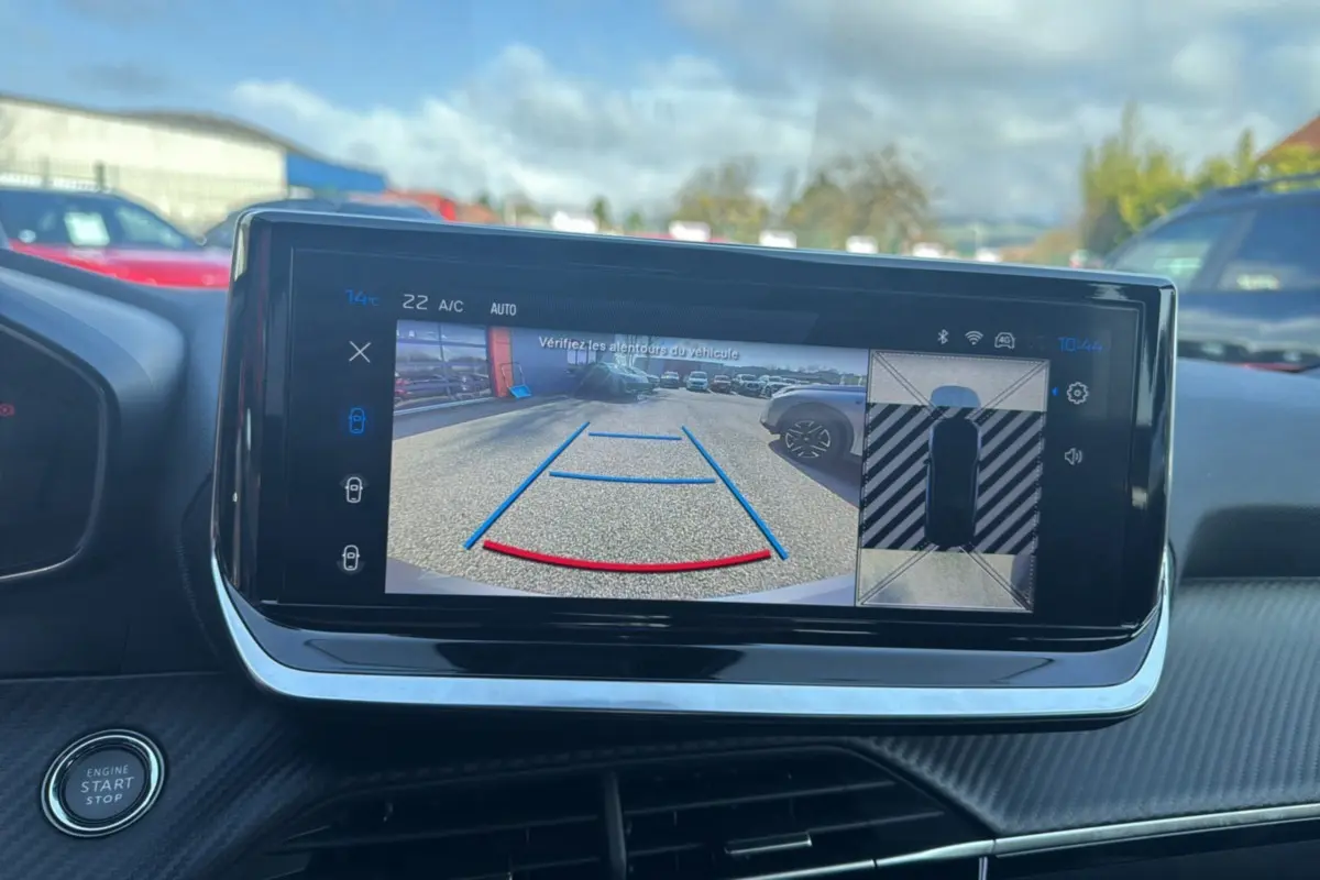 Écran tactile intérieur du Peugeot 2008 Hybrid 145 Allure Plus montrant la caméra 360 en marche.