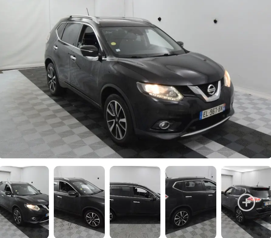 Nissan X-Trail III noir vu en 3/4 avant droit, phares allumés et jantes alliage distinctives, dans un studio blanc.