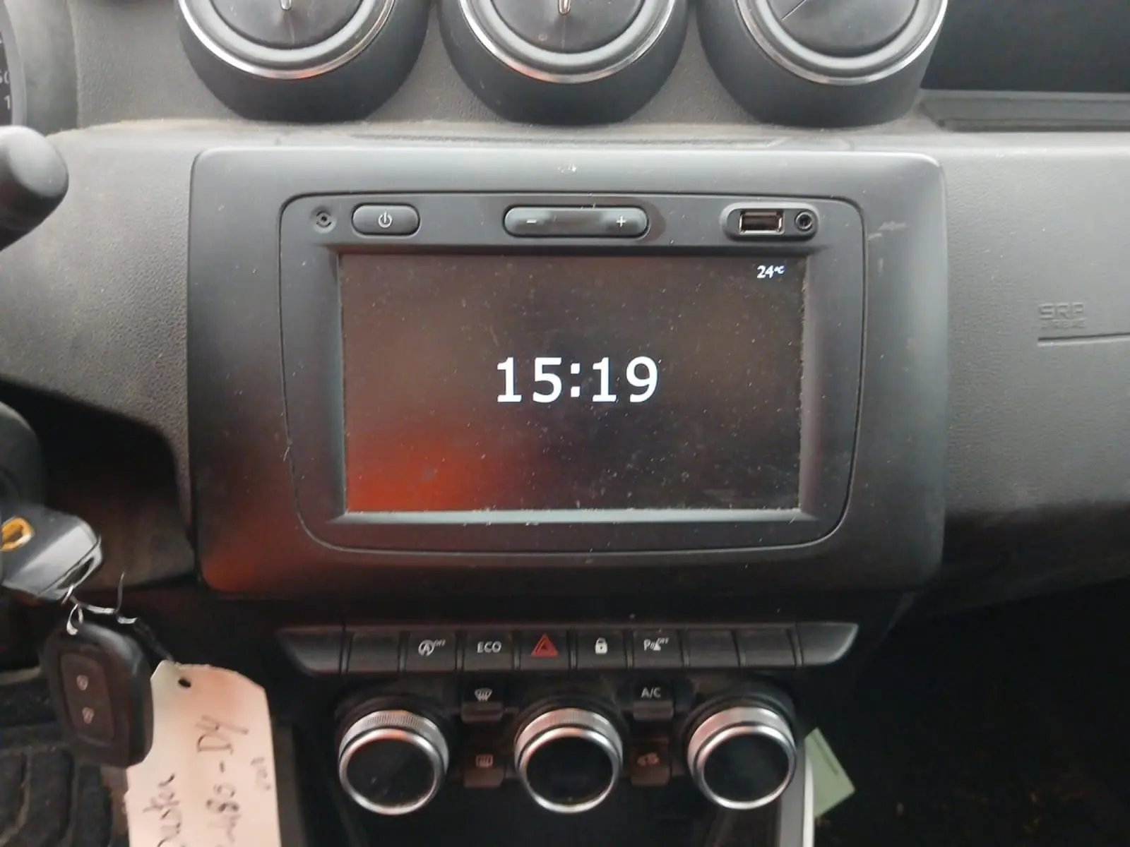 Vue intérieure du poste de conduite du Dacia Duster blanc 2021, avec volant multifonction et levier de vitesse manuel visible.