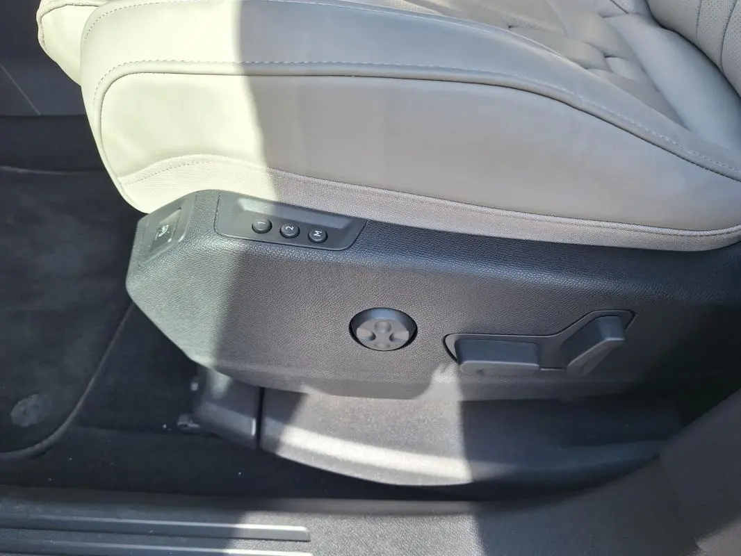 Réglages électriques du siège avant gauche en cuir beige du DS7 Hybride Rechargeable E-Tense 2024.