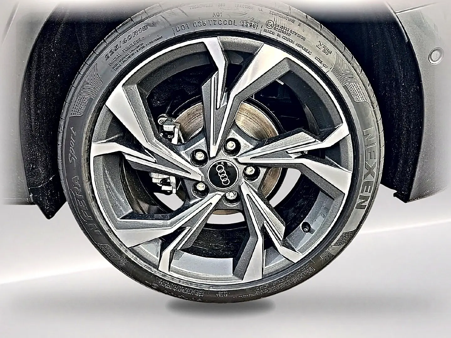 Gros plan sur la jante alu 18 pouces gris graphite de l'Audi A3 Sportback 2026 avec logo Audi au centre.