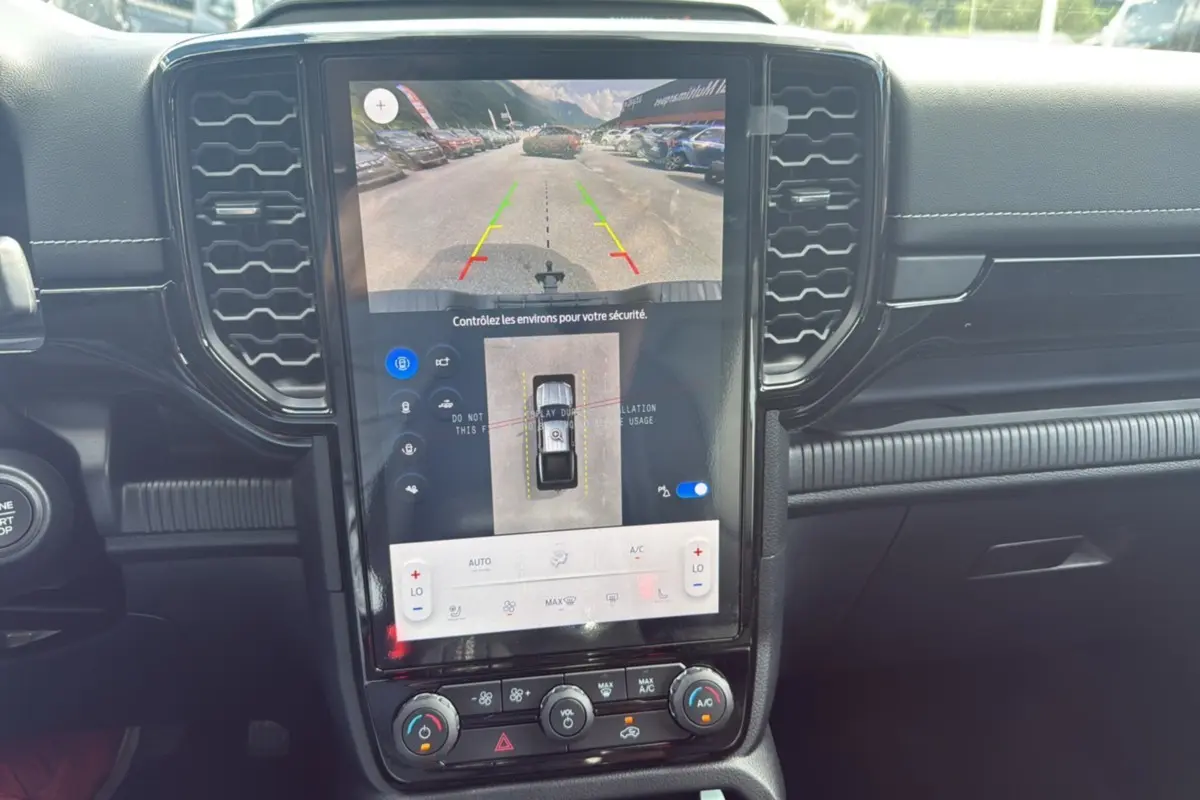 Vue intérieure centrée sur l’écran tactile vertical du Ford Ranger noir agate, affichant la caméra 360° et les commandes climatisation.