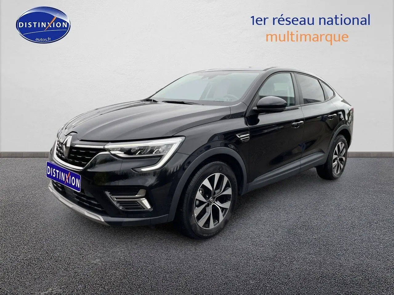 Renault Arkana noir métal en 3/4 avant droit, SUV hybride avec jantes bi-ton et calandre distinctive Renault.