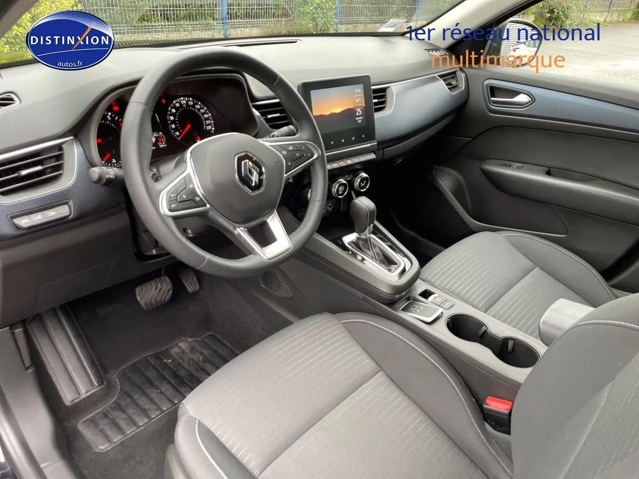 Intérieur du Renault Arkana 2023 noir métal, vue côté conducteur sur tableau de bord, volant et console centrale avec boîte auto.