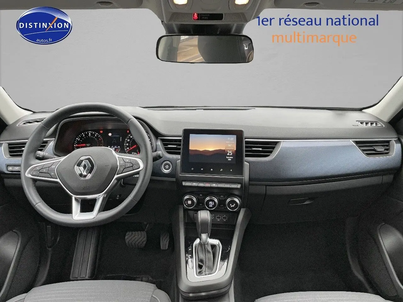 Intérieur du Renault Arkana noir métal 2023, vue frontale du tableau de bord avec écran tactile et volant multifonction.