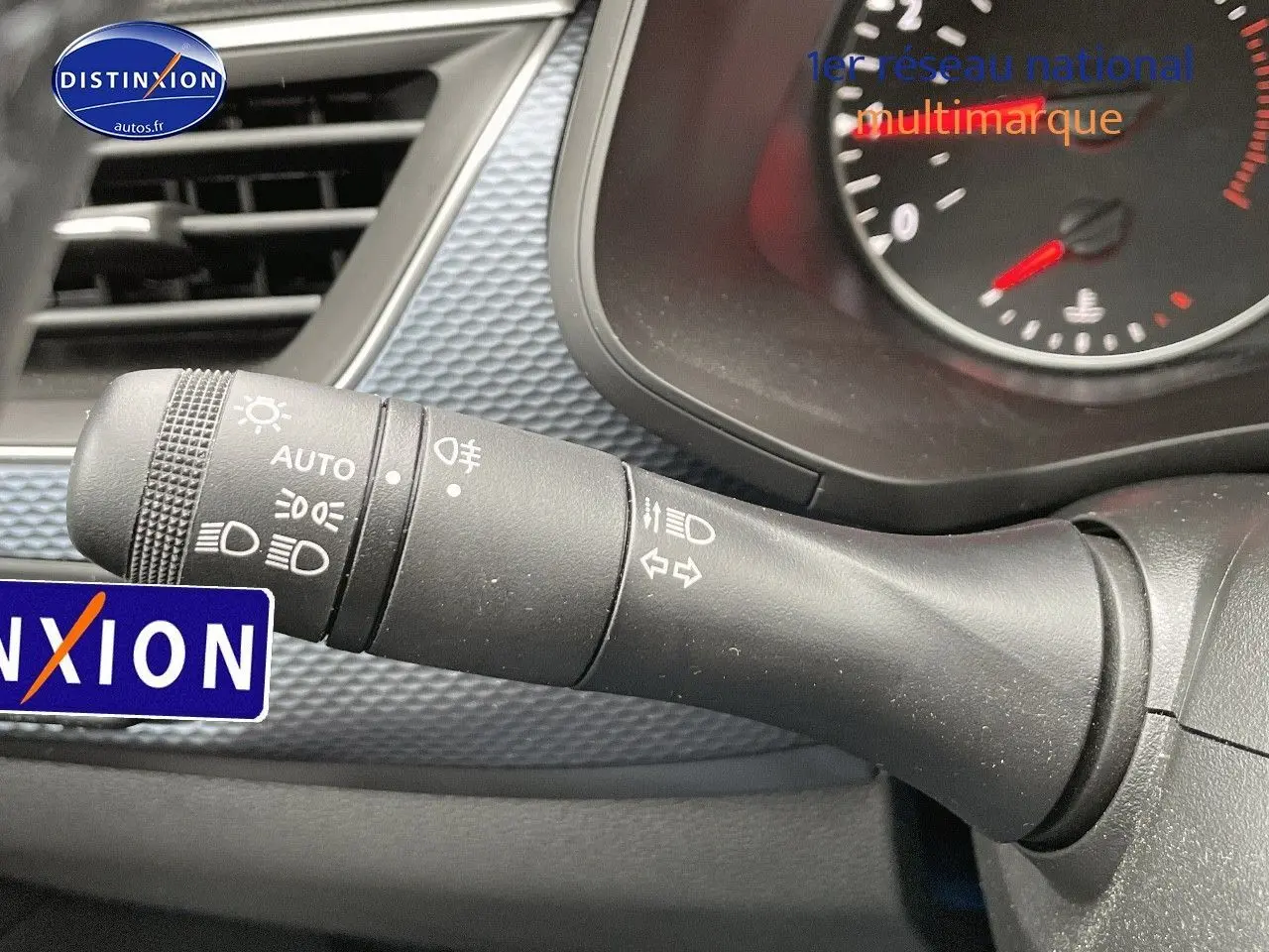 Gros plan sur la commande des feux et clignotants du tableau de bord d'une Renault Arkana noir métal 2023.