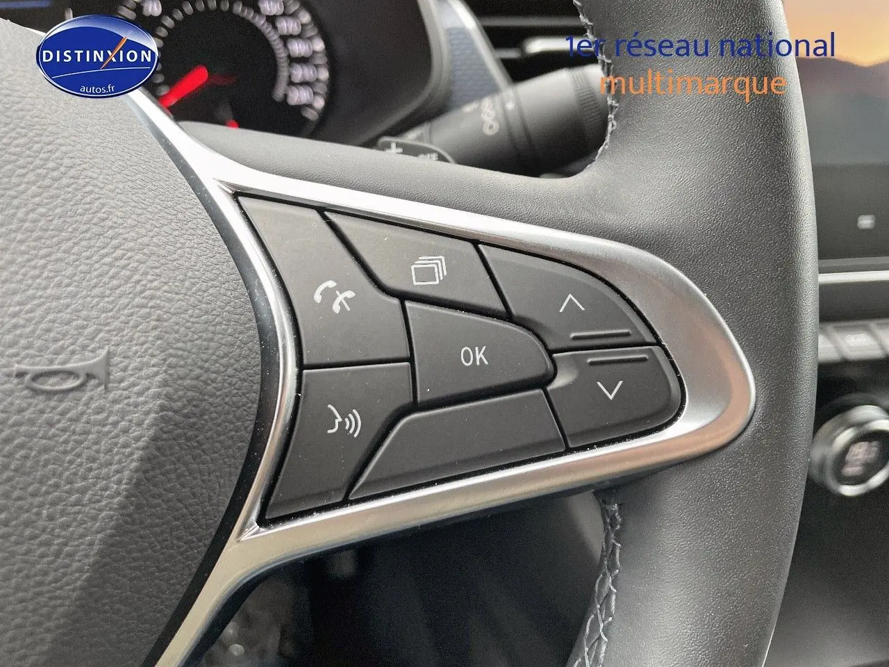 Gros plan sur les commandes multifonctions à droite du volant cuir d'une Renault Arkana noir métal 2023.
