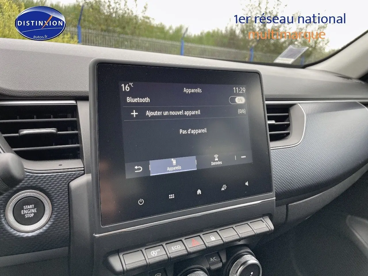 Vue rapprochée de l'écran tactile central et des commandes du tableau de bord d'un Renault Arkana noir métal 2023.