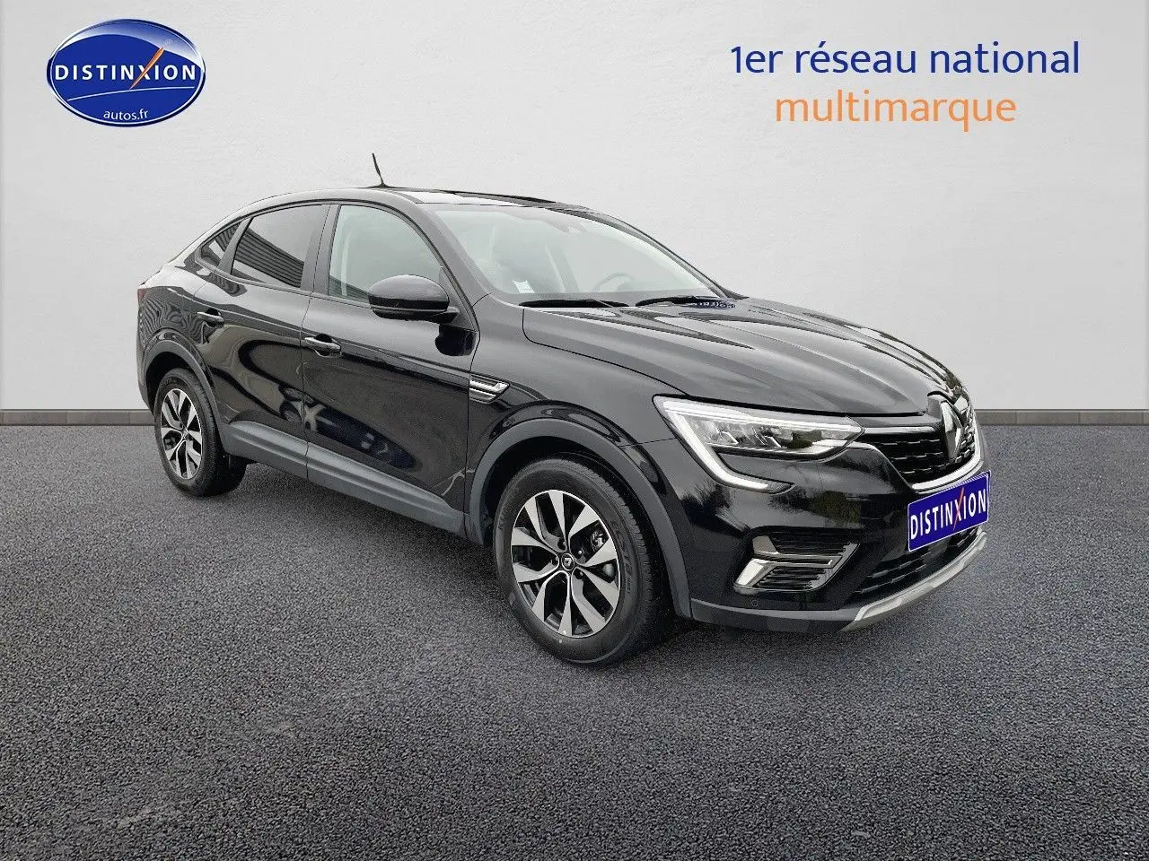 Renault Arkana noir métal en 3/4 avant droit, mettant en valeur ses lignes fluides et ses jantes bi-ton.