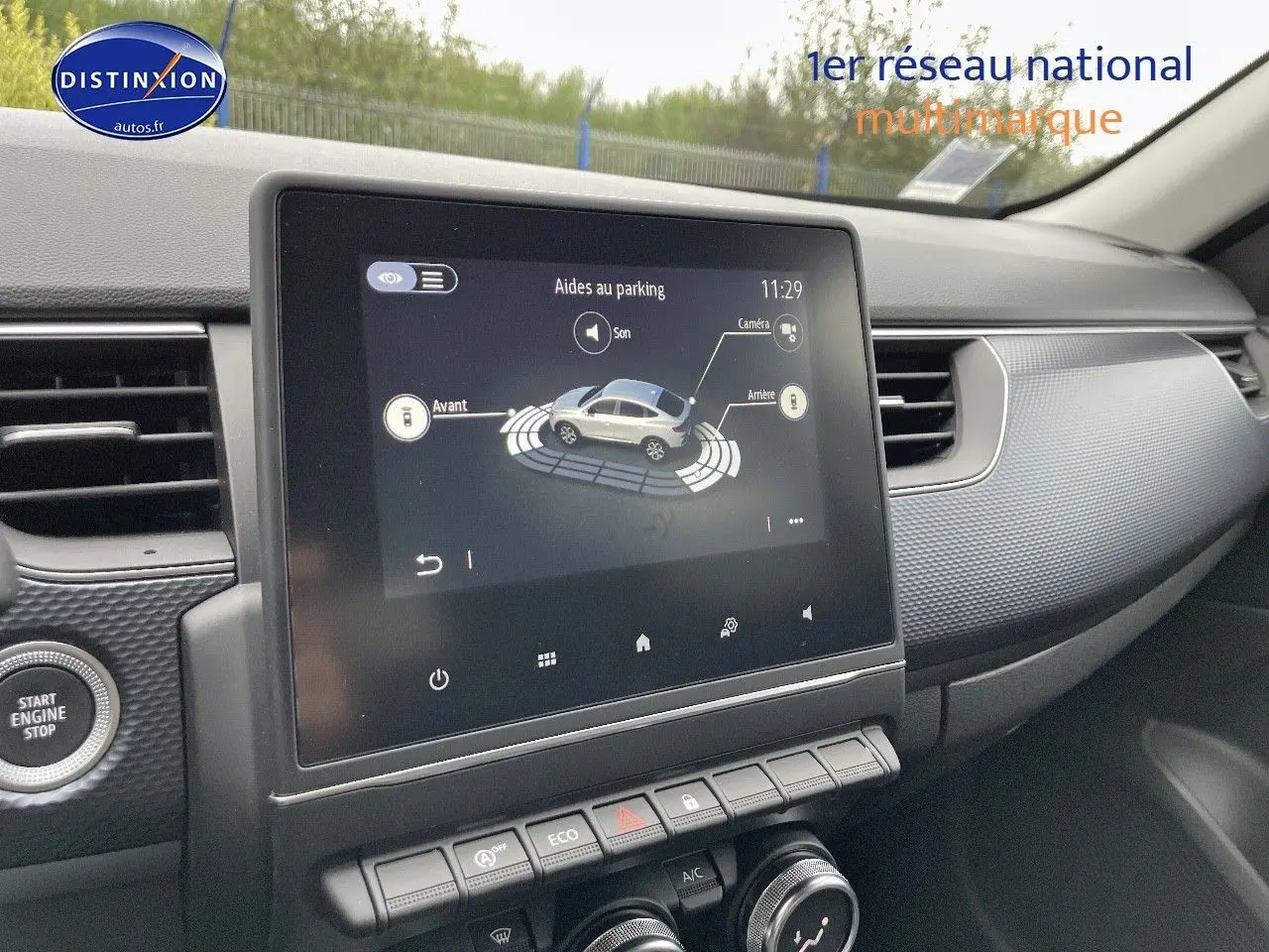 Vue rapprochée de l'écran tactile central du Renault Arkana noir métal 2023 montrant l'aide au parking active.