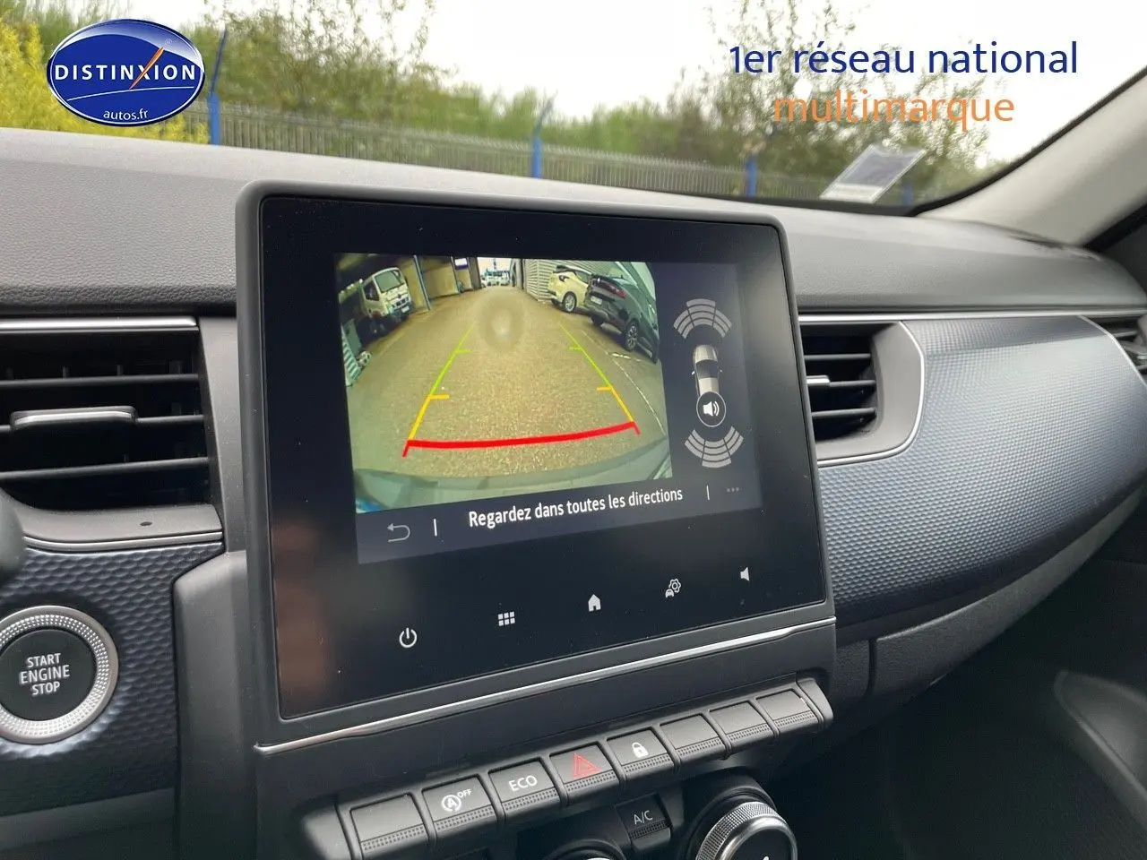 Vue intérieure du tableau de bord du Renault Arkana noir métal 2023, écran affichant la caméra de recul et commandes centrales.