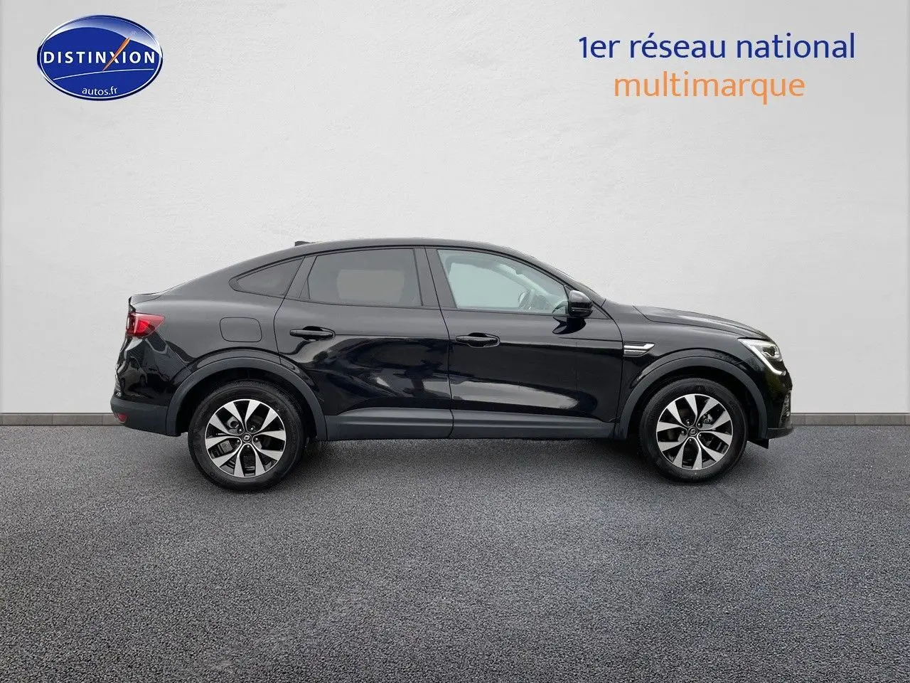 Profil droit d'une Renault Arkana noir métal 2023, version mild hybrid 140ch avec jantes bi-ton et lignes fluides.