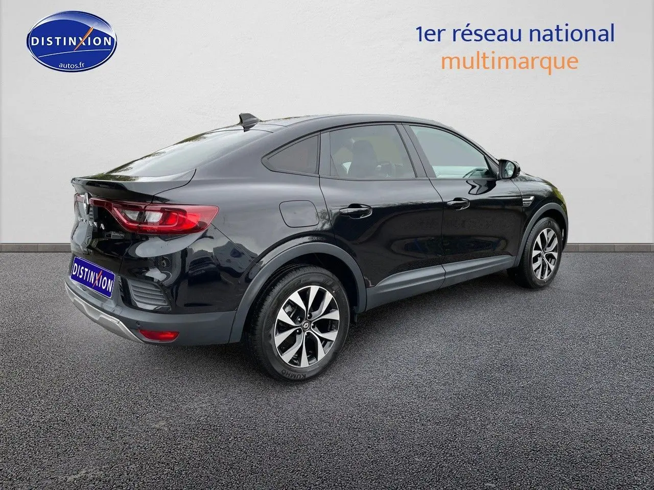 Renault Arkana noir métal en vue 3/4 arrière côté gauche, soulignant ses jantes bi-ton et silhouette coupé SUV.
