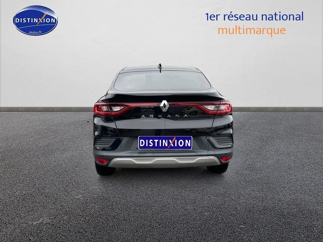Vue arrière d'une Renault Arkana noir métal 2023 avec feux LED et logo distinctif au centre du hayon.