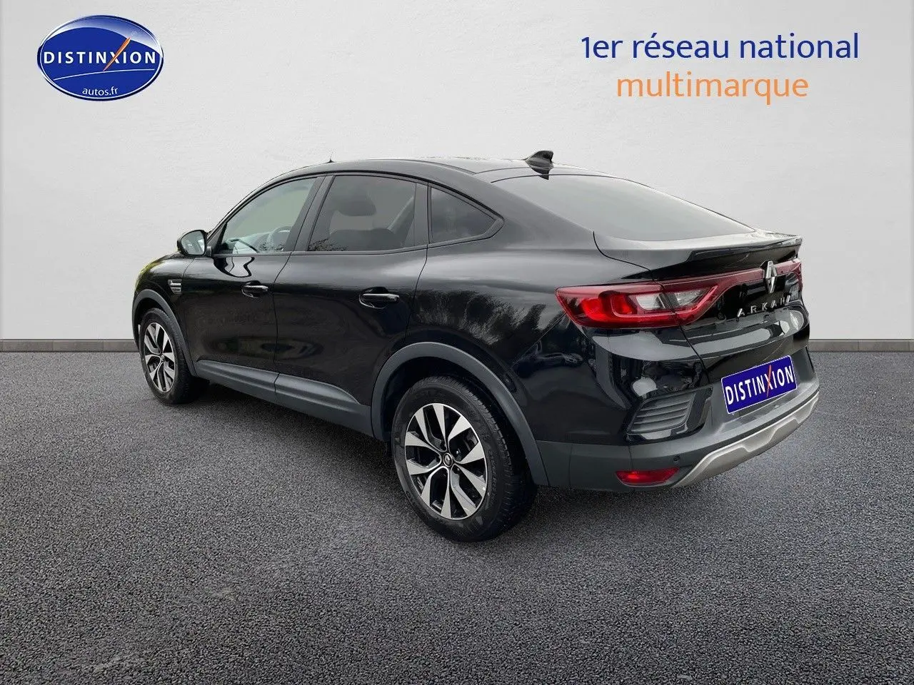 Vue 3/4 arrière droite d'un Renault Arkana noir métal 2023 avec jantes bi-ton et feux LED distinctifs.