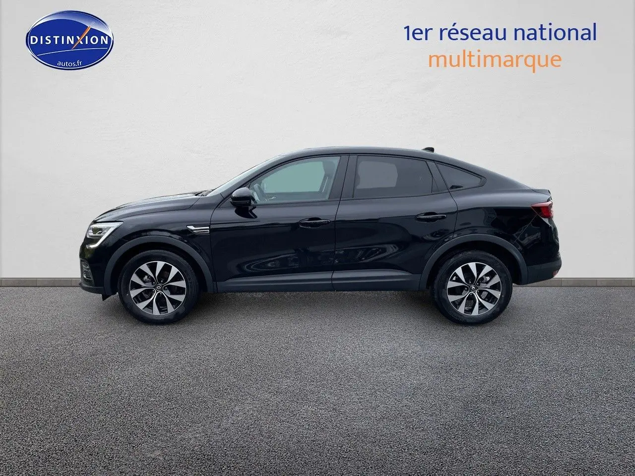 Profil côté gauche d'un Renault Arkana noir métal 2023 avec jantes bi-ton et silhouette coupé SUV élégante.