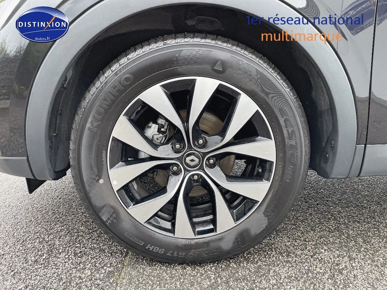 Gros plan sur la roue avant gauche noire métal du Renault Arkana Mild Hybrid 140ch avec jante bi-ton distinctive.